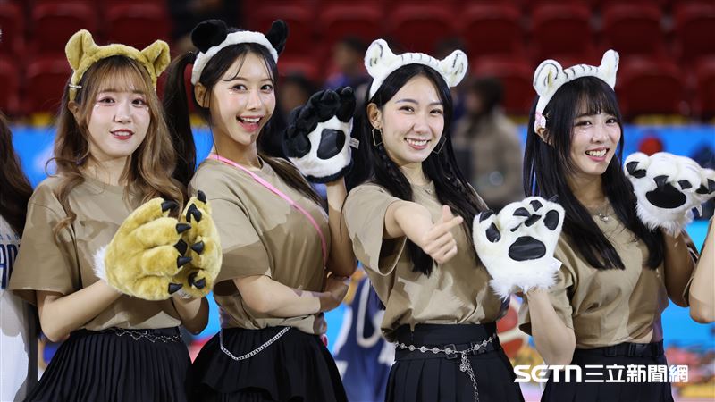 Fubon Angels韓籍3本柱李雅英(左2)扮成貓熊。(圖/記者劉彥池攝影)