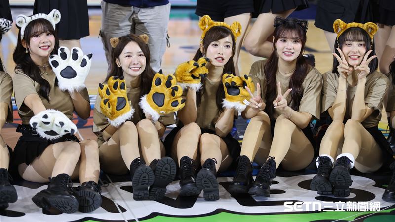 Fubon Angels在「動物森勇會」主題日扮成可愛動物應援。(圖/記者劉彥池攝影)