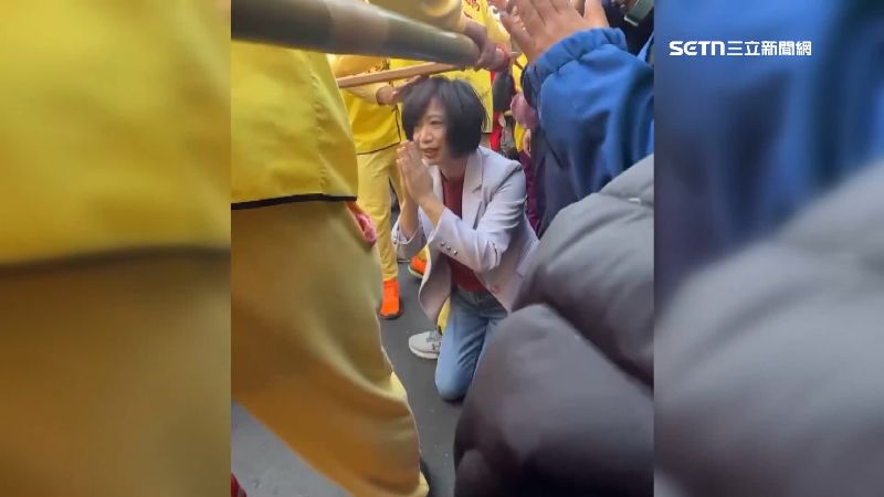 民進黨立委何欣純虔誠跪拜