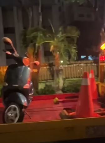 台北市一位女騎士機車拋錨，拖吊業者開出4萬5870元高價，雙方僵持許久。（圖／翻攝自鋼鐵爸臉書）