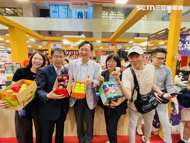 台南蜜棗征服新加坡！黃偉哲化身直播主帶貨，網紅試吃驚呼：比蘋果還甜。（圖／南市府提供）