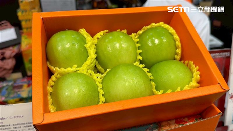 台南蜜棗征服新加坡！黃偉哲化身直播主帶貨，網紅試吃驚呼：比蘋果還甜。（圖／南市府提供）