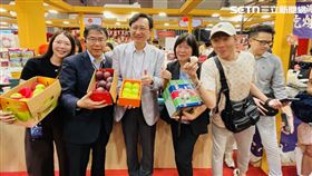 台南蜜棗征服新加坡！黃偉哲化身直播主帶貨，網紅試吃驚呼：比蘋果還甜。（圖／南市府提供）