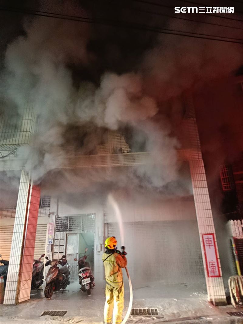警消到場時，大量濃煙從起火住宅竄出，現場伴隨爆炸聲響。（圖／翻攝畫面）