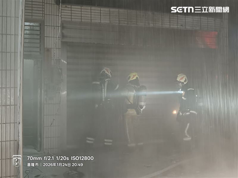 消防人員破門灌救，確認起火點為內部停放車輛。（圖／翻攝畫面）