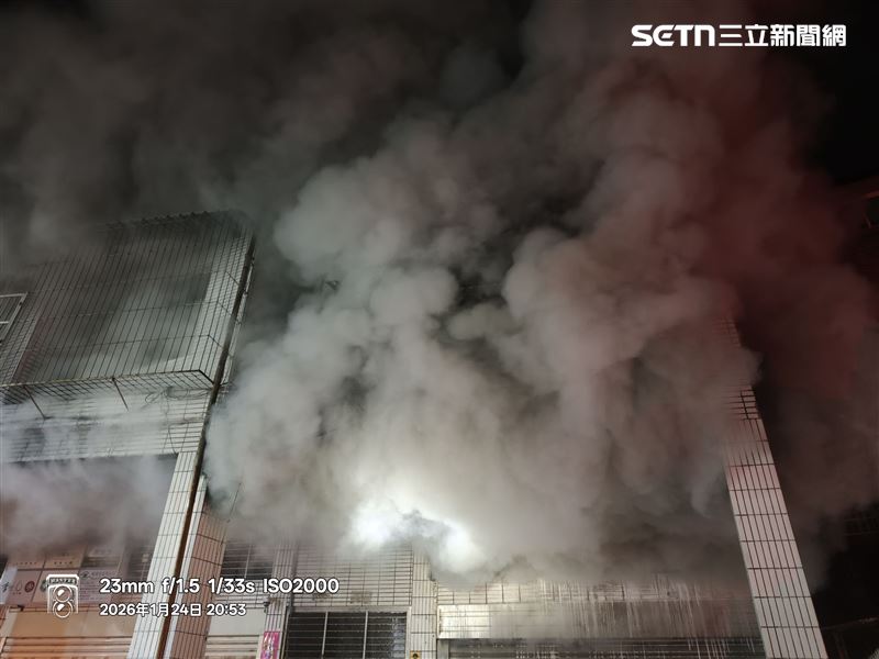 警消到場時，大量濃煙從起火住宅竄出，現場伴隨爆炸聲響。（圖／翻攝畫面）