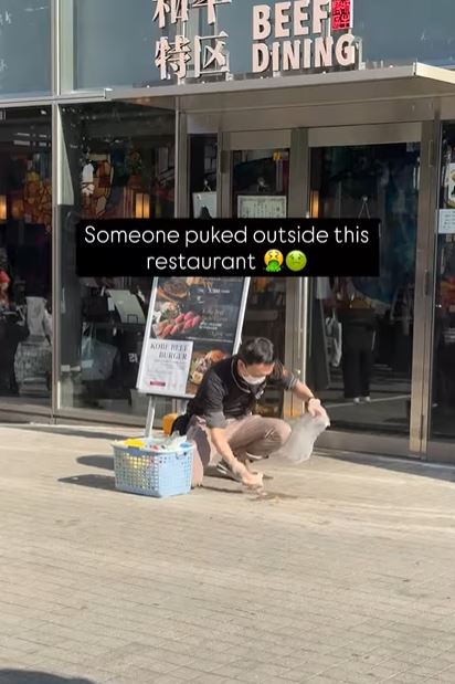 印度女子目擊，東京街頭有店員獨自清理餐廳外的嘔吐物。（圖／翻攝自IG＠uruchan_in_japan）