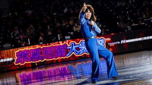 「舞棍阿伯」秀地板動作　78歲超軟Ｑ驚呆