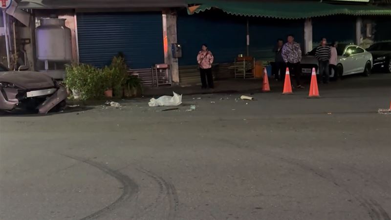 保時捷在馬路上留下煞車痕跡，現場相當混亂。（圖／翻攝畫面）
