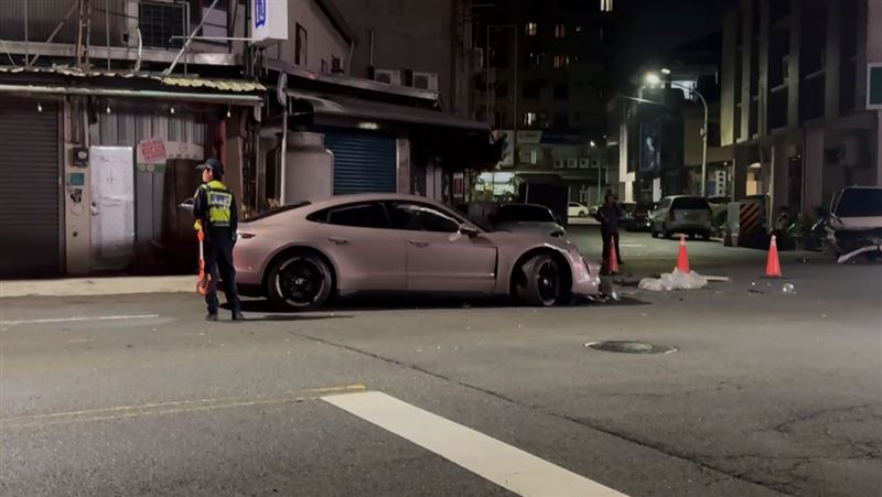 保時捷Taycan失控撞擊多車，警方目前正在釐清發生原因中。（圖／翻攝畫面）