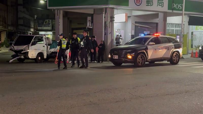 小貨車車頭損毀，造成車上駕駛受傷送醫。（圖／翻攝畫面）