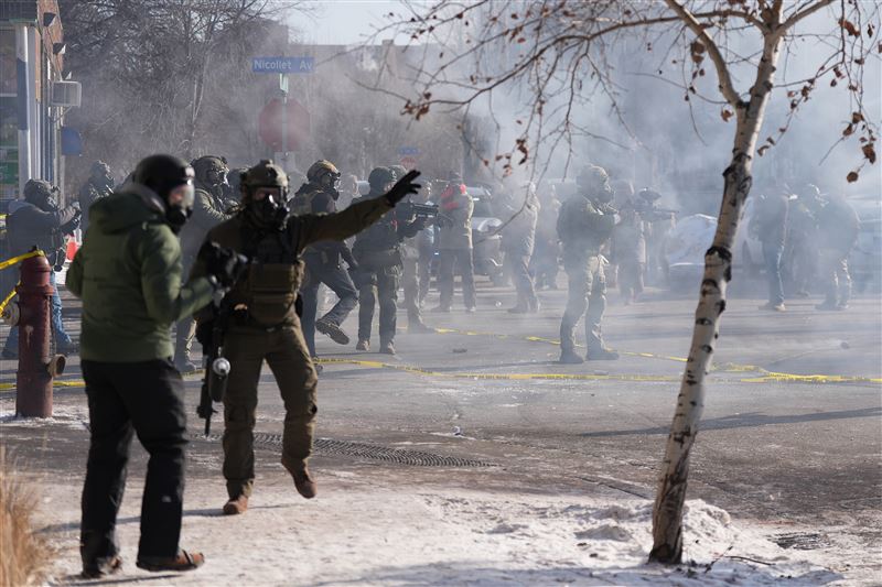 川普政府掃蕩明尼蘇達州移民，警方宣告抗議活動屬於非法集會，並施放催淚瓦斯。（圖／美聯社／達志影像）