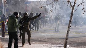 川普政府掃蕩明尼蘇達州移民，警方宣告抗議活動屬於非法集會，並施放催淚瓦斯。（圖／美聯社／達志影像）