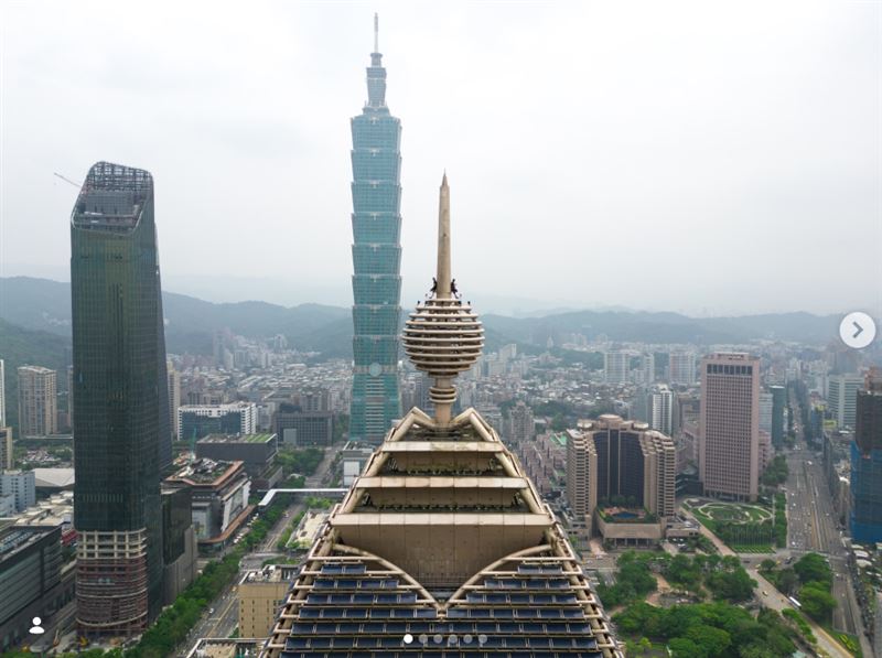 極限運動玩家Tom發文分享多張照片，他與同伴現身遠雄金融中心塔尖位置。（圖／翻攝自street__vision IG）