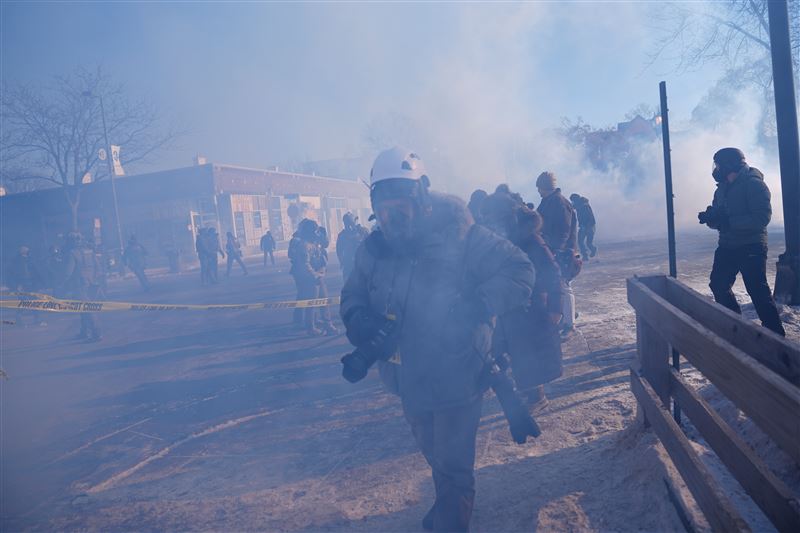 川普政府掃蕩明尼蘇達州移民，警方宣告抗議活動屬於非法集會，並施放催淚瓦斯。（圖／美聯社／達志影像）