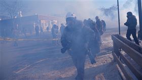 川普政府掃蕩明尼蘇達州移民，警方宣告抗議活動屬於非法集會，並施放催淚瓦斯。（圖／美聯社／達志影像）