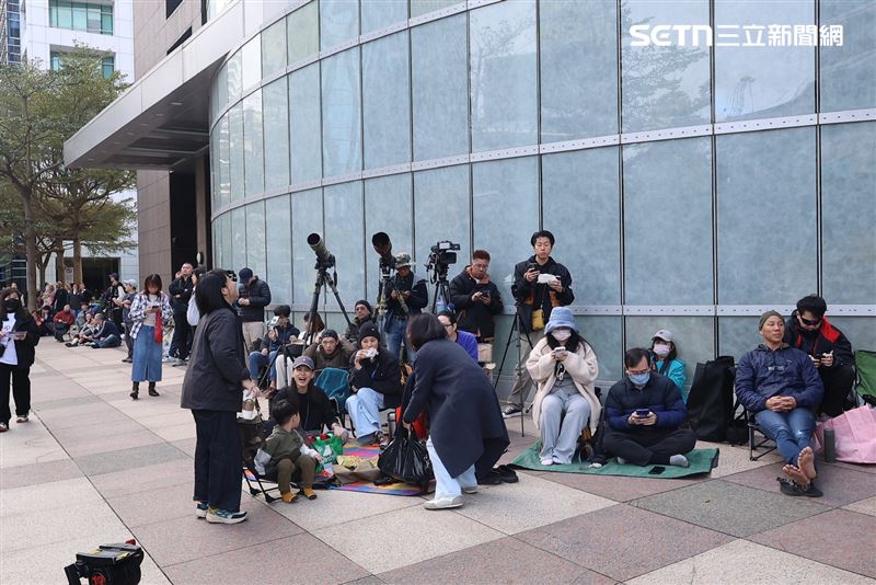 艾力克斯霍諾德（Alex Honnold）挑戰徒手攀登101，周邊集結大批民眾為他應援。（圖／記者鄭孟晃攝影）