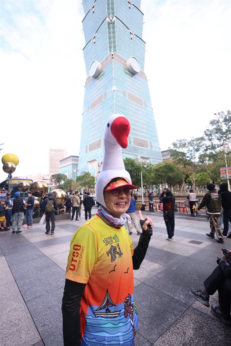 艾力克斯霍諾德（Alex Honnold）挑戰徒手攀登101，周邊集結大批民眾為他應援。（圖／記者鄭孟晃攝影）