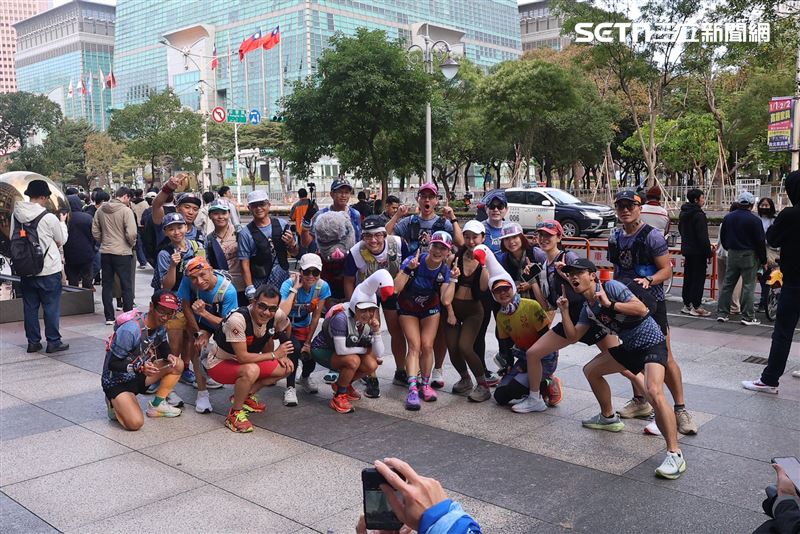 艾力克斯霍諾德（Alex Honnold）挑戰徒手攀登101，周邊集結大批民眾為他應援。（圖／記者鄭孟晃攝影）