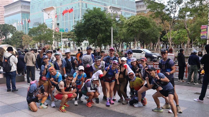 霍諾德攀101倒數　民眾清晨打地舖卡位