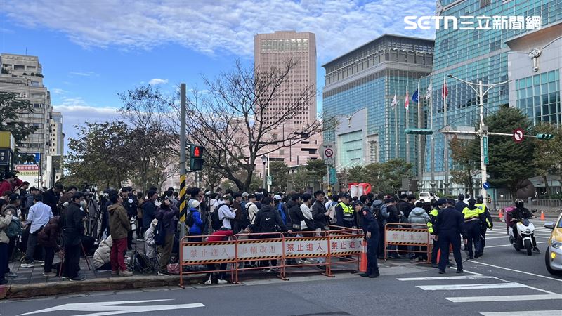今日上午8點台北101週邊聚集近千人。（圖／記者賴俊佑攝影）