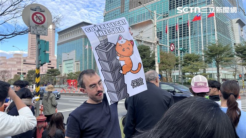 霍諾德粉絲準備圖卡應援。（圖／記者賴俊佑攝影）