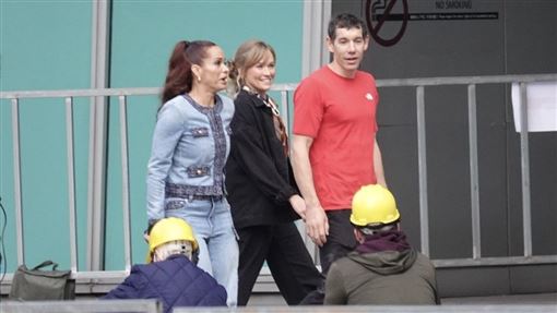 直擊／霍諾德準備攀101！千人見證傳奇