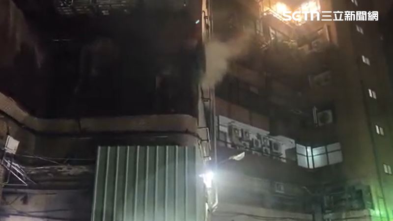 台北市大安區安和路一處大樓火警，有4人嗆傷送醫。（圖／翻攝畫面）