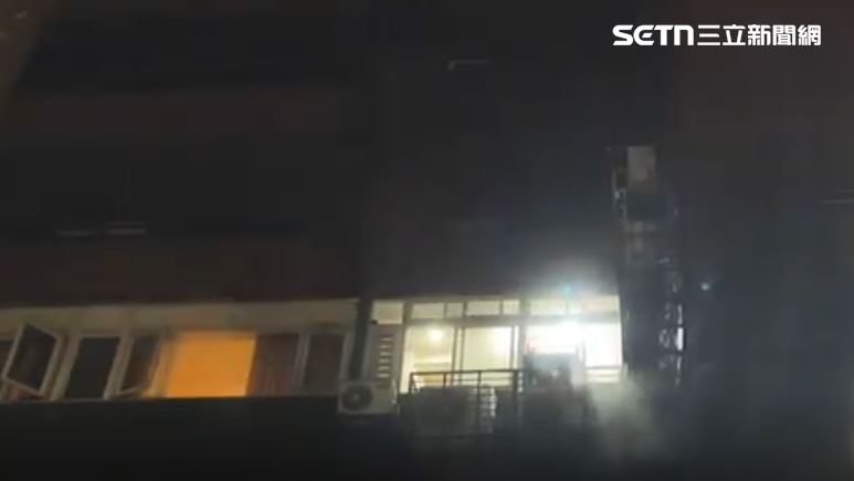 警消獲報前往救援，共疏散大樓53名住戶。（圖／翻攝畫面）