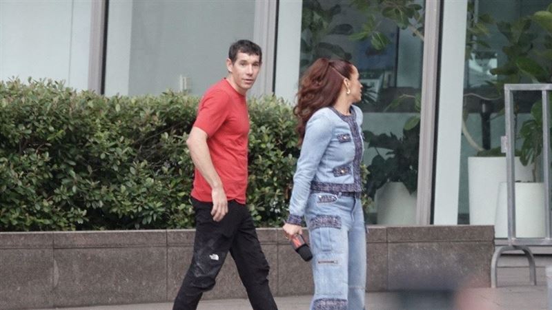 霍諾德準備攀登101。（圖／記者鄭孟晃攝影）