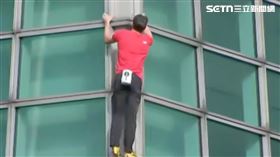 霍諾德（Alex Honnold）上午9時許開始攀登台北101。
