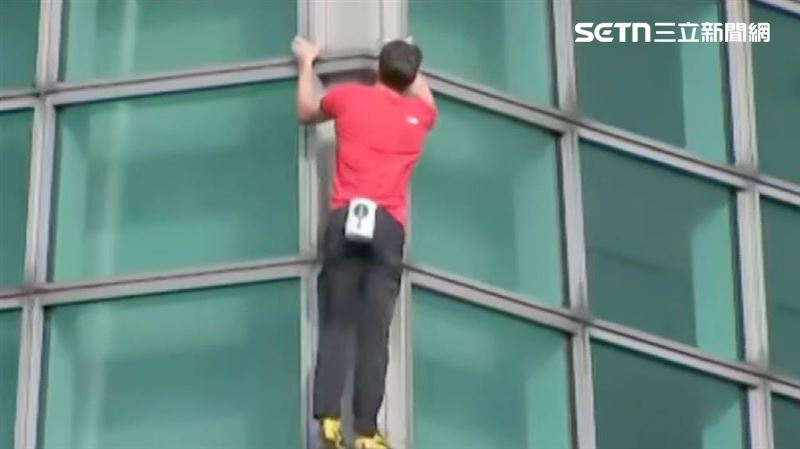 霍諾德上午9時許開始攀登台北101