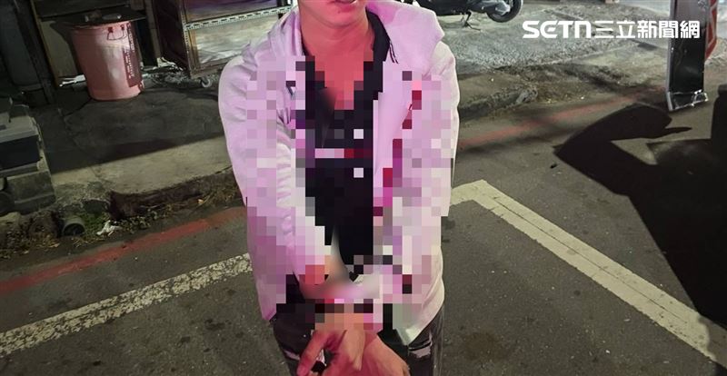 宋男及溫男手被白繩、束帶捆綁強押上車。（圖／翻攝畫面）