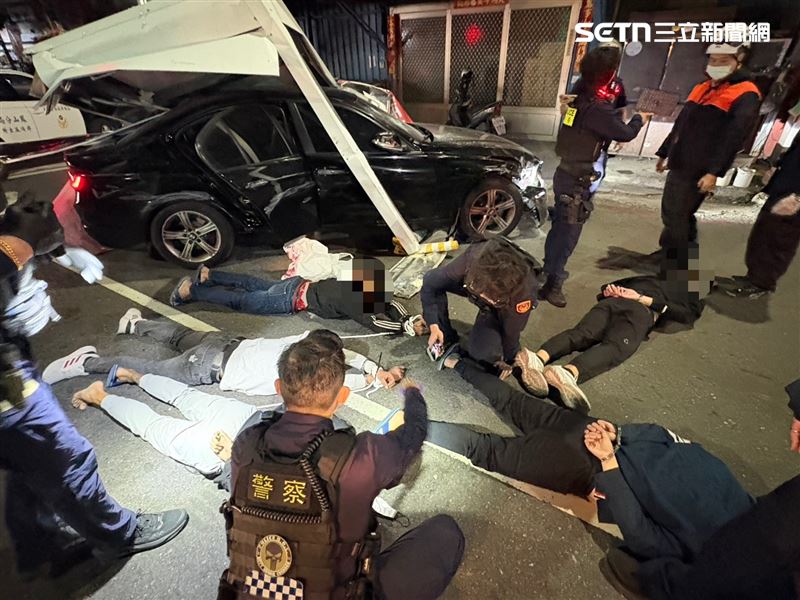 成也鐵皮屋、敗也鐵皮屋，最終於博愛、瑞興路口自撞受困，狼狽落網遭壓制在地，場面「蓋難看」，像在抓綠鬣蜥。（圖／翻攝畫面）