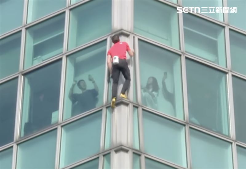 101裡面的民眾興奮搶拍霍諾德