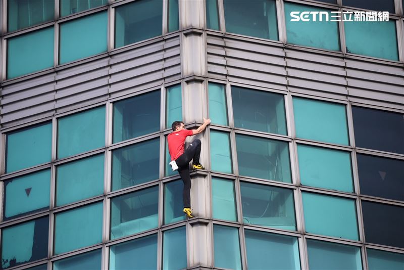 霍諾德開爬台北101，吸引許多民眾關注。（圖／記者鄭孟晃攝影）