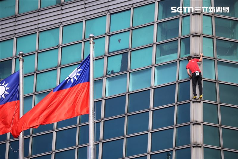 霍諾德攀爬101，和身後台灣國旗同框。（圖／記者鄭孟晃攝影）
