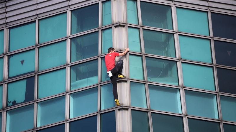 霍諾德向101內民眾揮手　底部0防護腿超軟