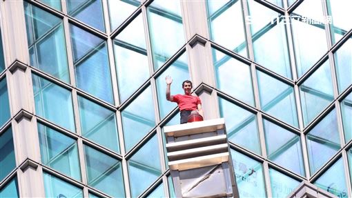 霍諾德速度驚人「邊爬邊揮手」驚險畫面曝