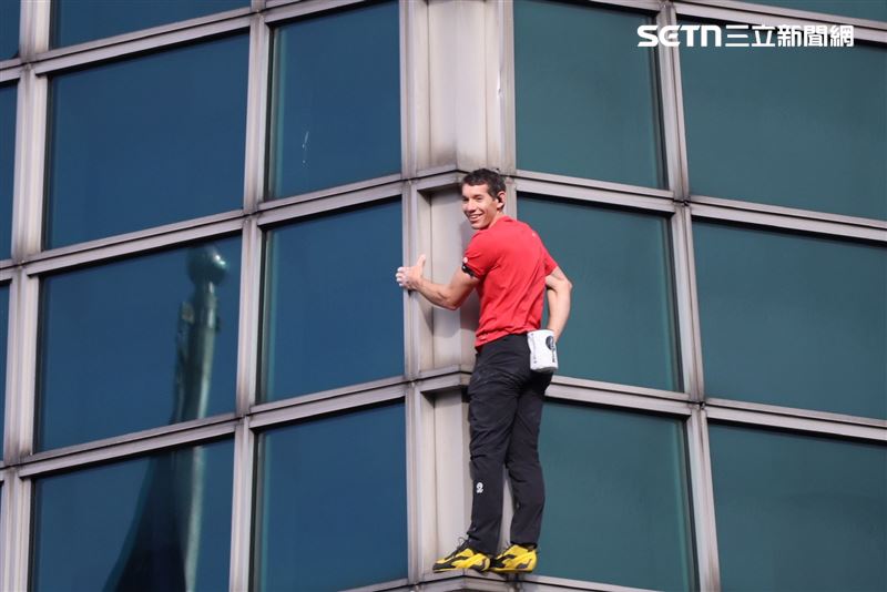 霍諾德攀登台北101。（圖／記者鄭孟晃攝影）