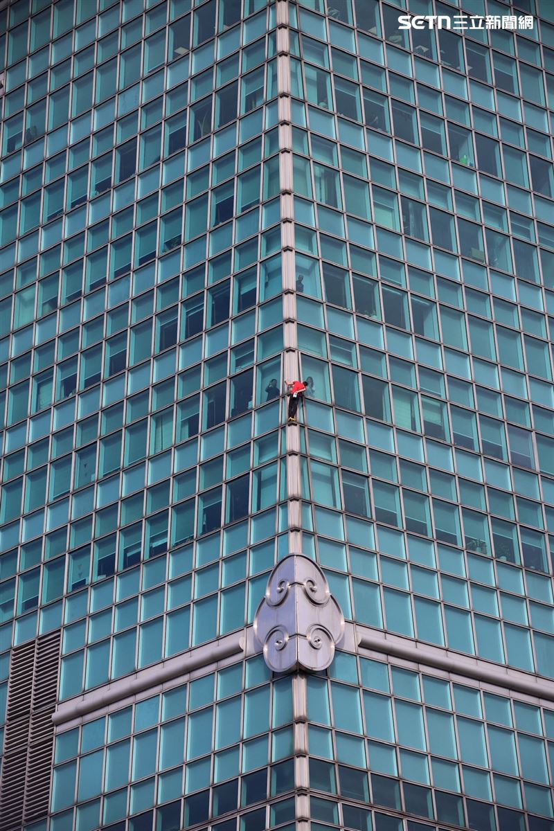 霍諾德攀登台北101。（圖／記者鄭孟晃攝影）