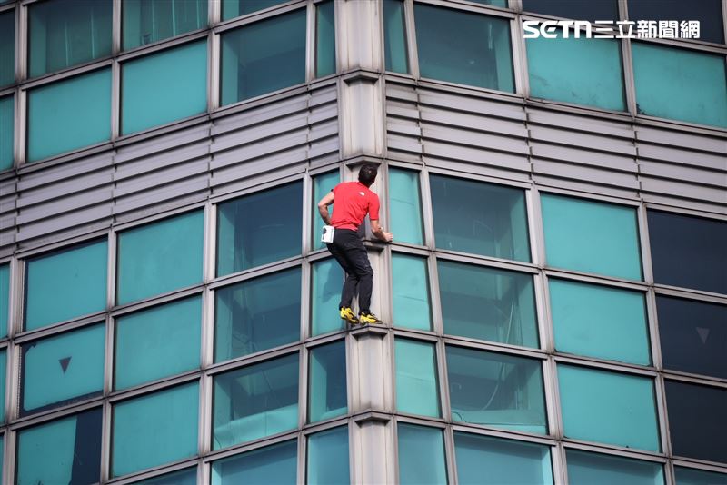 美國攀岩大神霍諾德（Alex Honnold）挑戰攀爬台北101。（圖／記者鄭孟晃攝影）