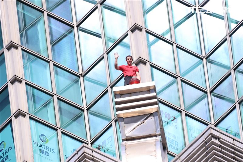 美國攀岩大神霍諾德（Alex Honnold）挑戰攀爬台北101。（圖／記者鄭孟晃攝影）