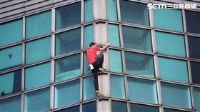 美國攀岩大神霍諾德（Alex Honnold）挑戰攀爬台北101。（圖／記者鄭孟晃攝影）