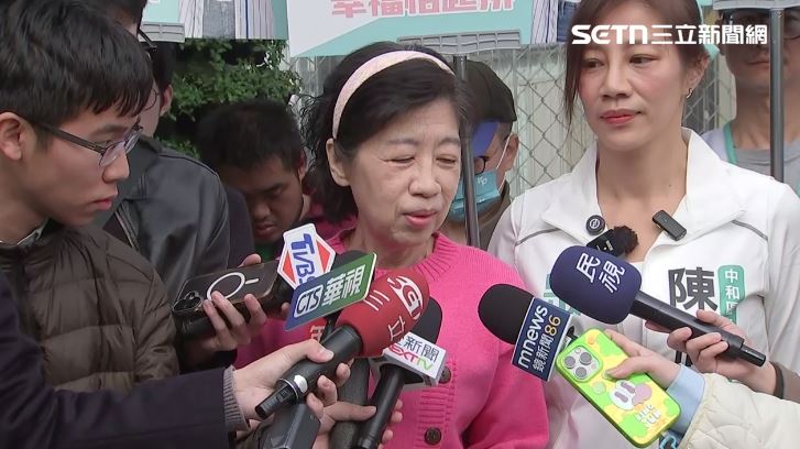 陳佩琪陪同民眾黨中和區市議員參選人陳怡君掃街受訪，撇了一眼提問媒體的麥克風。（圖／翻攝畫面）