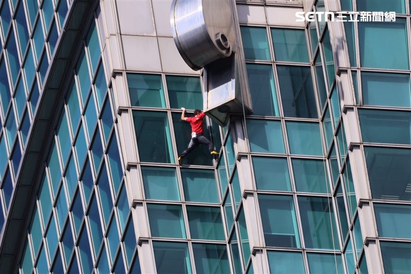 美國攀岩大神霍諾德（Alex Honnold）以驚人的速度不斷往上爬。（圖／記者鄭孟晃攝影）