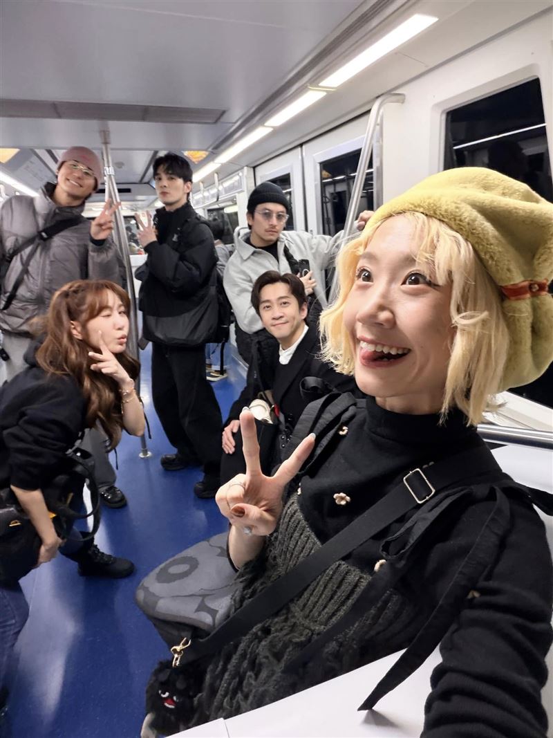 Lulu出身並不優渥。父親是計程車司機，母親從事保母工作，進入演藝圈時沒有家庭資源支撐，只能靠自己拚命接工作。（圖／翻攝自Lulu 黃路梓茵FB）