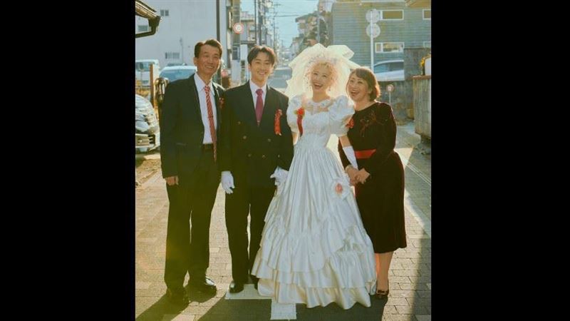 主持女王Lulu（黃路梓茵）正式升格人妻。（圖／翻攝自Lulu 黃路梓茵FB）