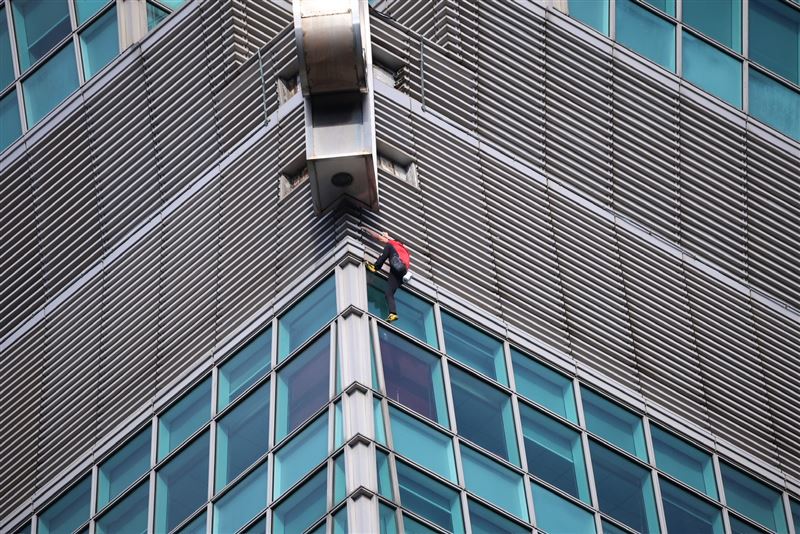 艾力克斯霍諾德（Alex Honnold）今上午正式開爬台北101。（圖／記者鄭孟晃攝影）
