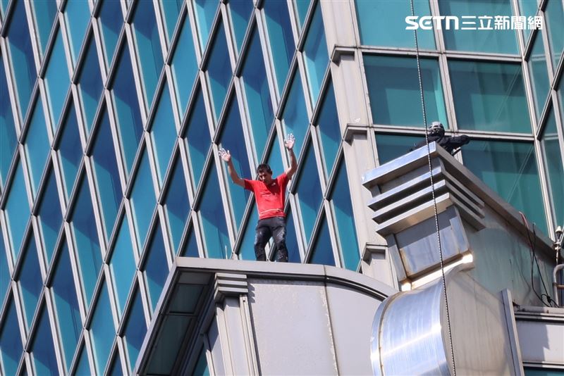 霍諾德攀登到一半，向底下的民眾揮手。（圖／記者鄭孟晃攝影）